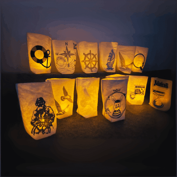 Kombination aus Lichtbeuteln mit maritimen Motiven wie Kompass, Möwen, Seemannshase und Schiffsdesigns