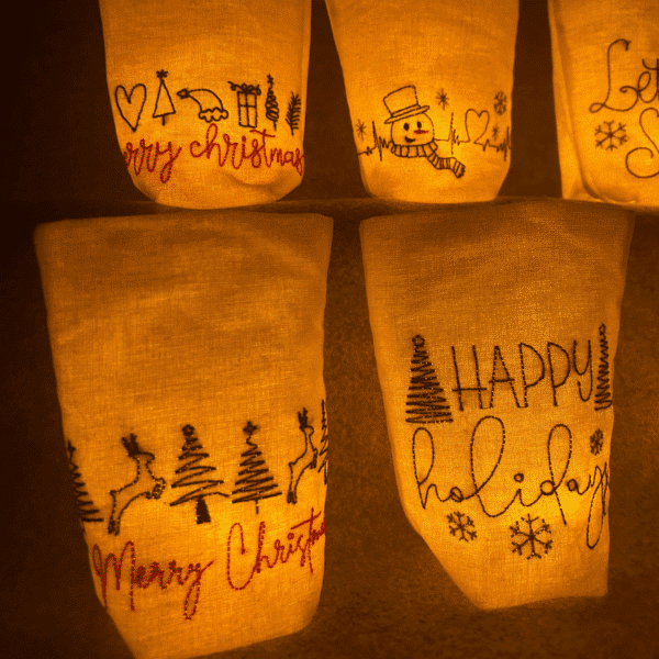 Lichtbeutel mit weihnachtlichen Motiven – Nahaufnahme von Rentier- und Happy Holidays-Designs