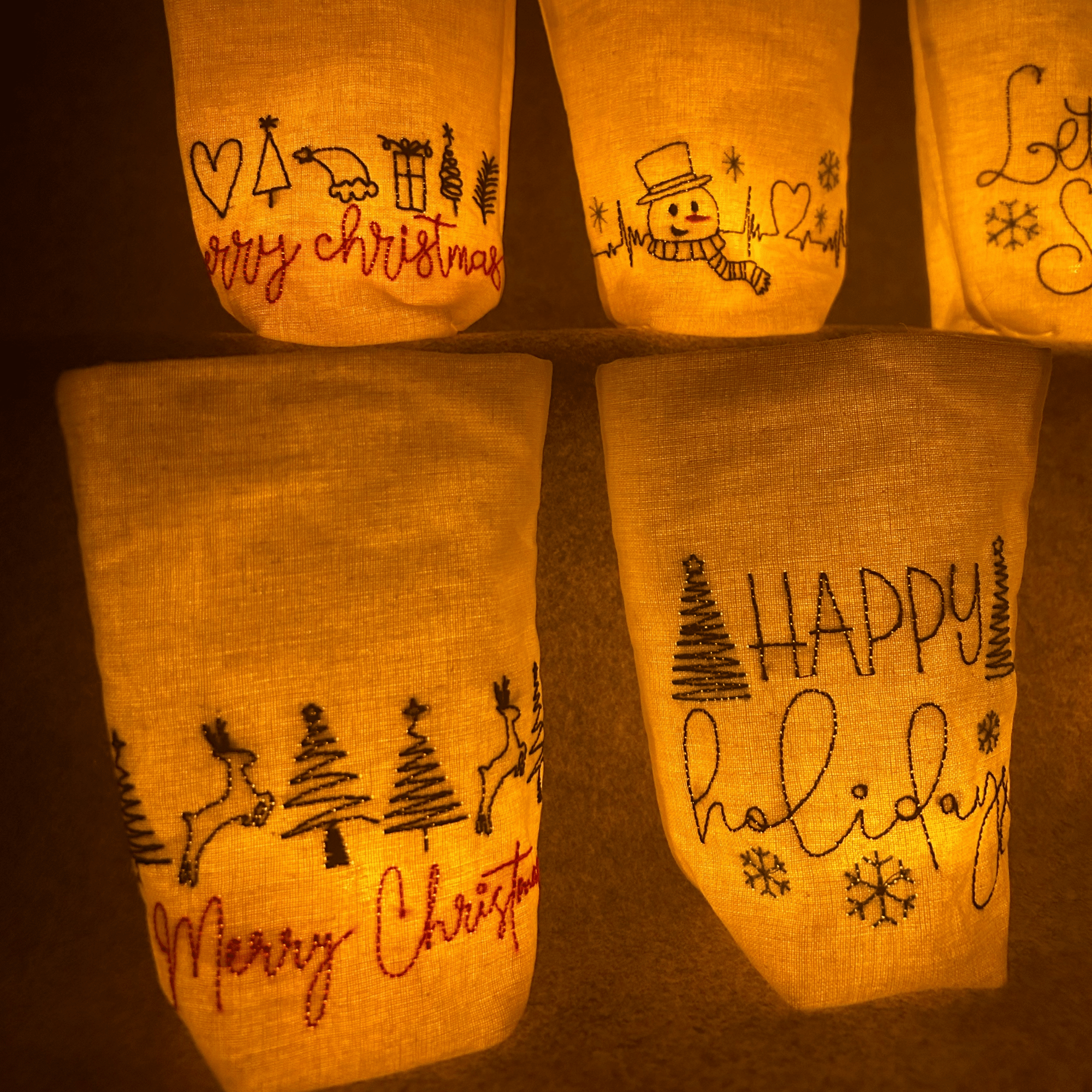 Lichtbeutel mit weihnachtlichen Motiven – Nahaufnahme von Rentier- und Happy Holidays-Designs