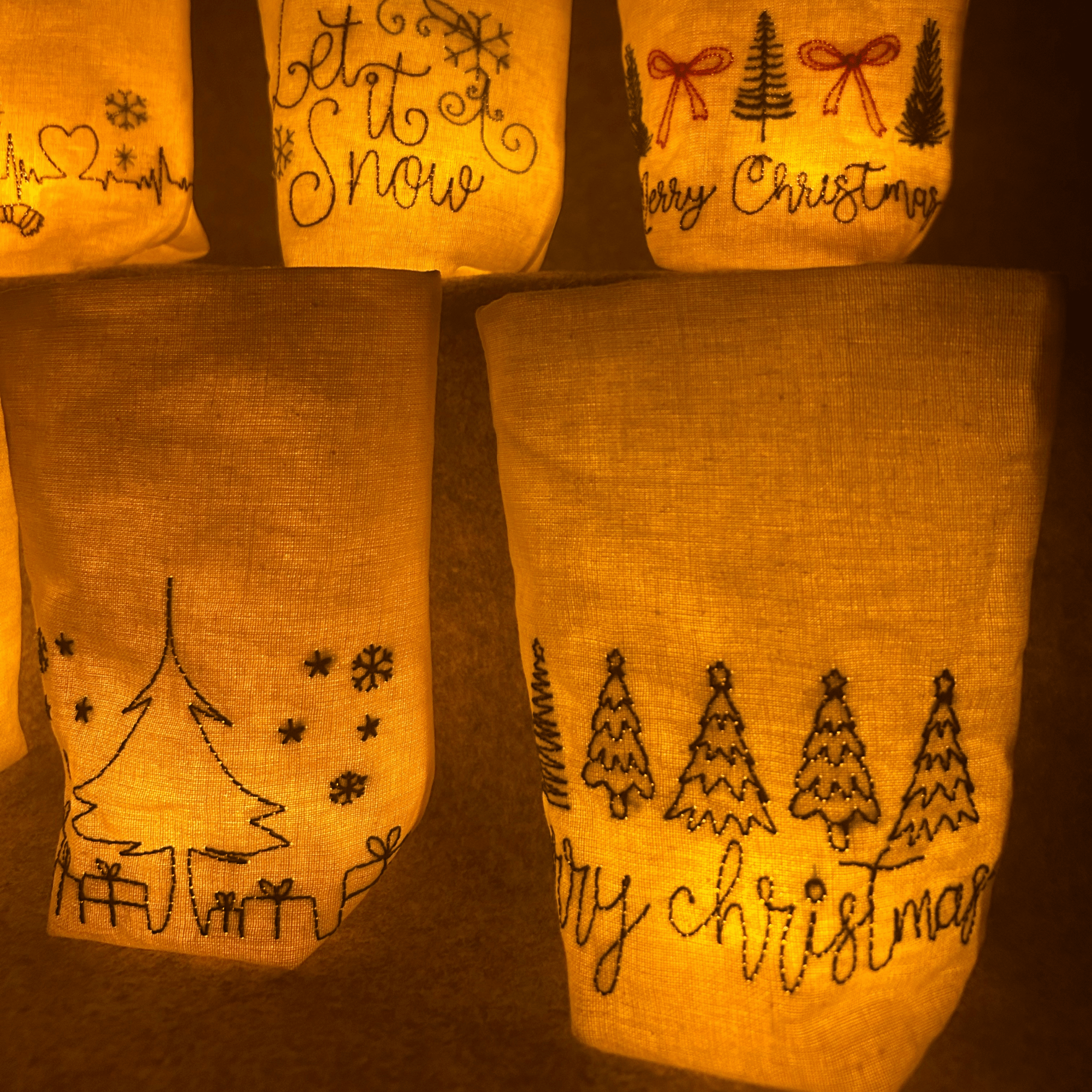 Lichtbeutel mit weihnachtlichen Motiven – Detailansicht von „Let it snow“, Geschenkbaum und Tannenwald