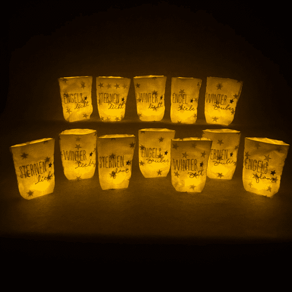 Übersicht von Lichtbeuteln mit winterlichen Schriftzügen in warmem Licht als stimmungsvolle Deko
