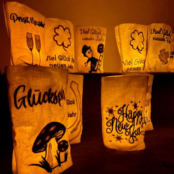 Lichtbeutel Silvester mit Glückssymbolen wie Pilz, Hufeisen und Neujahrswünschen