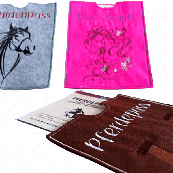 Equidenpasshülle aus Filz mit Nahaufnahme vom Pferdepass-Design in Braun