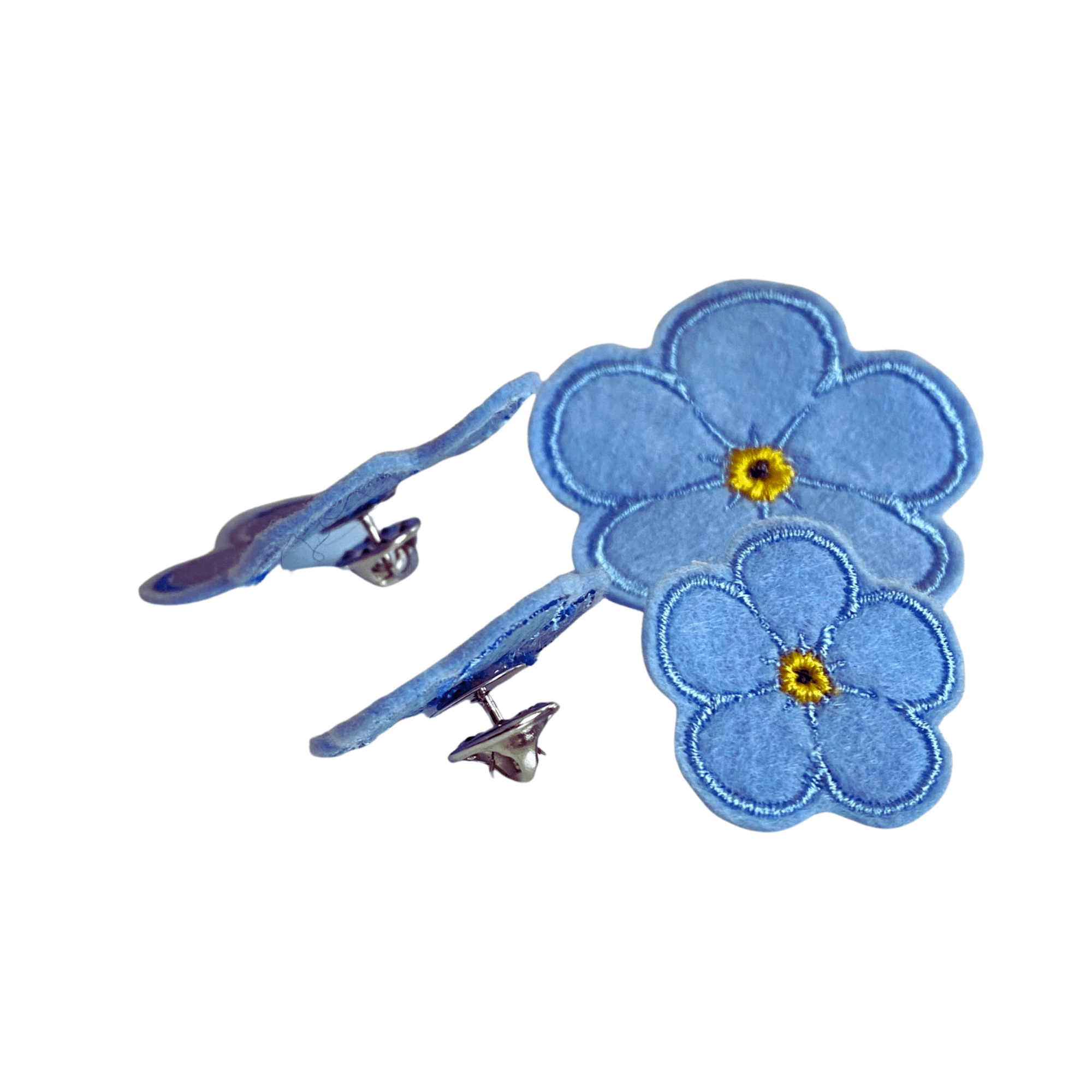 Forget Me Not Anstecker mit Broschennadel auf der Rückseite, zwei Größen in der Detailansicht.