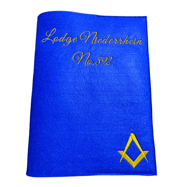 Freimaurer Dokumentenmappe aus Filz in Royalblau mit kleinem goldenen Freimaurer-Symbol.