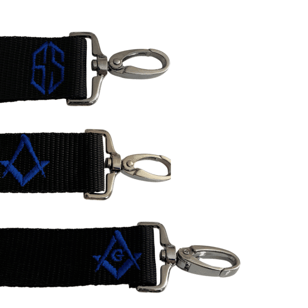 Freimaurer Schurzverlängerung mit blauen bestickten Freimaurer-Symbolen auf schwarzem Gurtband.