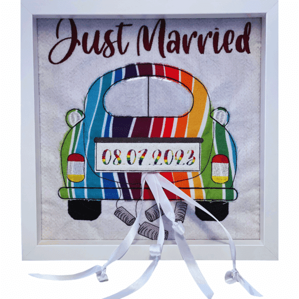 Geldgeschenk zur Hochzeit mit buntem Auto im Regenbogen-Look, Datum 08.07.2023 und Schleifen mit Geldscheinen.