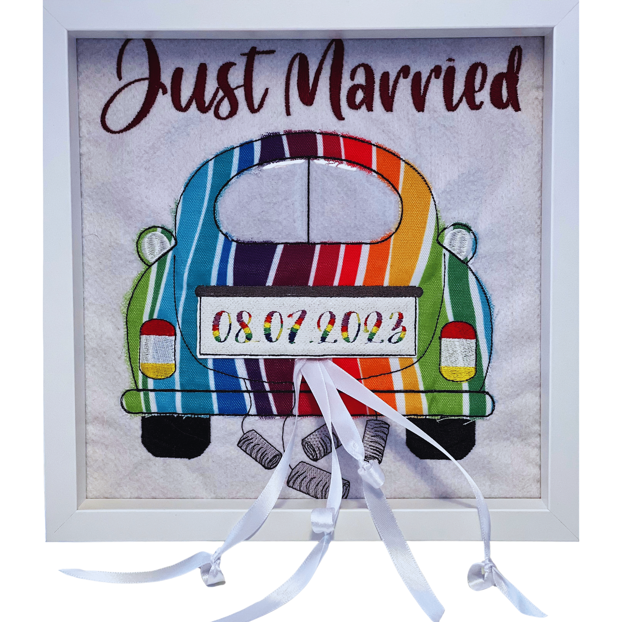 Geldgeschenk zur Hochzeit mit buntem Auto im Regenbogen-Look, Datum 08.07.2023 und Schleifen mit Geldscheinen.