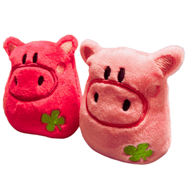Glücksschwein aus Microfaserplüsch in Pink und Rosa mit grüner Kleeblattstickerei.
