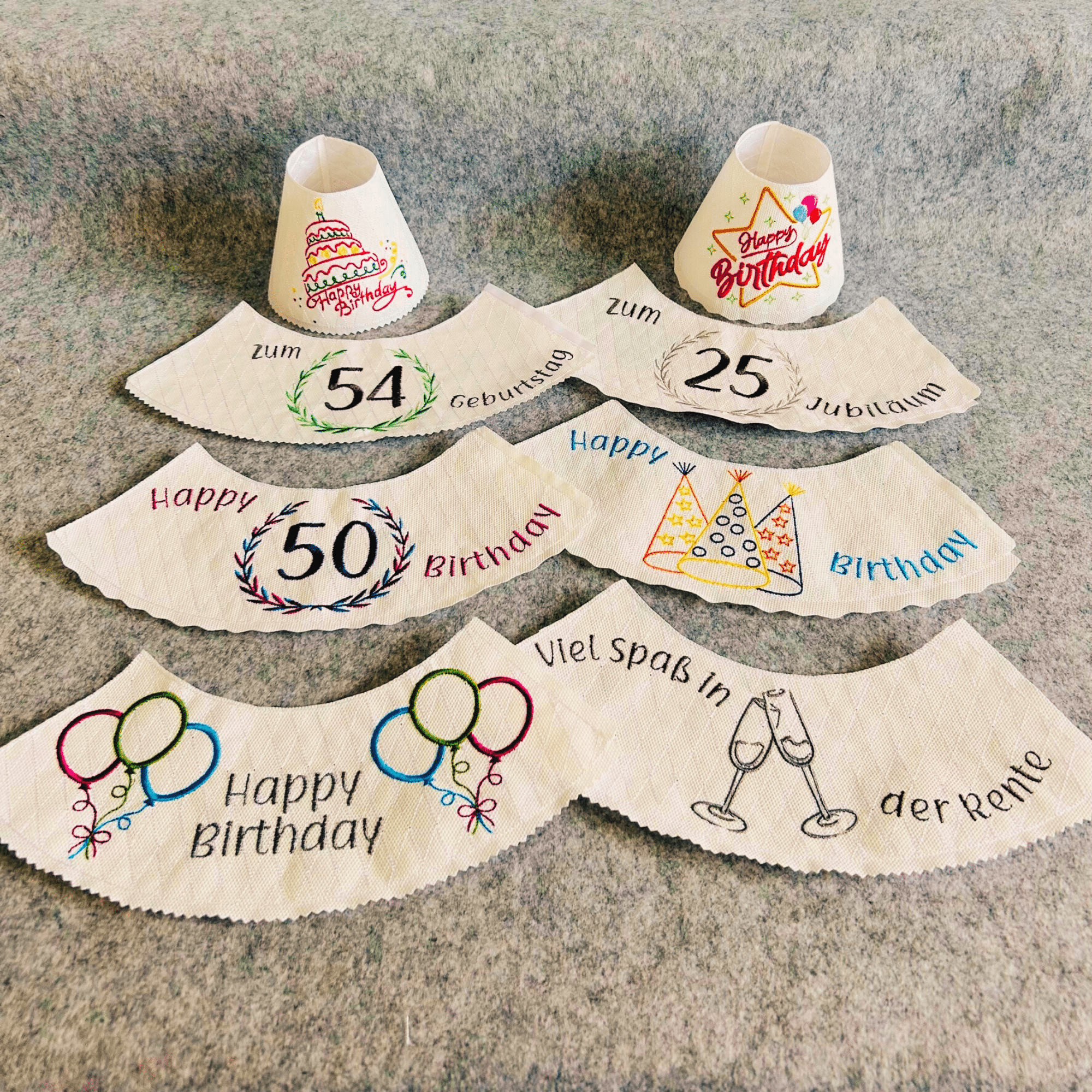 Lampenschirm Weinglas Geburtstag – verschiedene Motive wie Partyhüte, Ballons, Zahlen und Sprüche zur Auswahl.