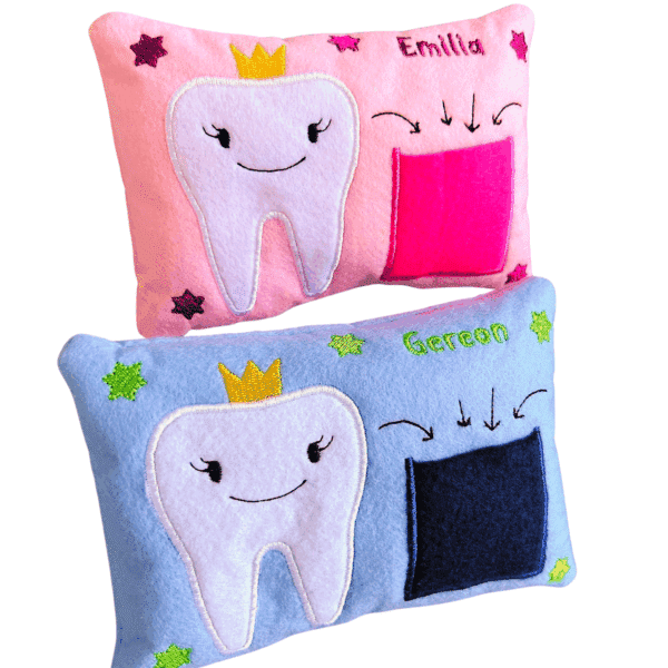 Milchzahnkissen aus Filz mit den Namen Emilia und Gereon, rosa und hellblau bestickt mit Sternen und Zahnmotiv.