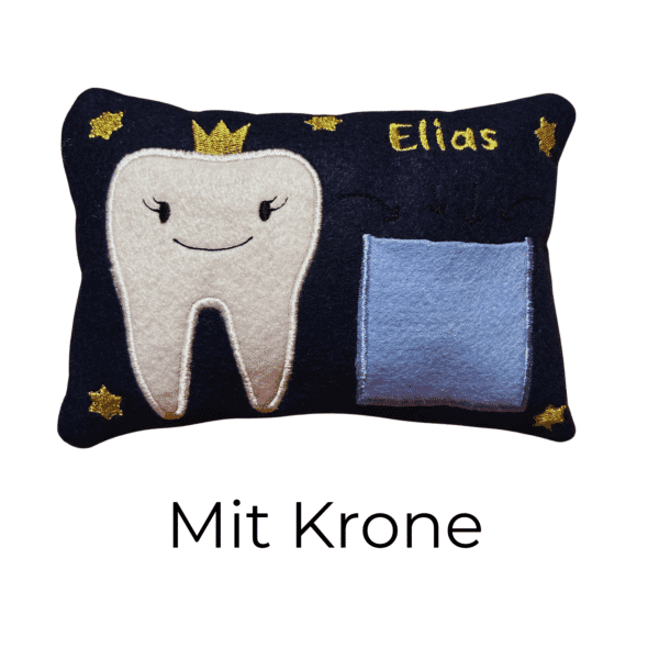 Milchzahnkissen aus Filz mit Krone, Name Elias und hellblauer Tasche auf dunkelblauem Filz.