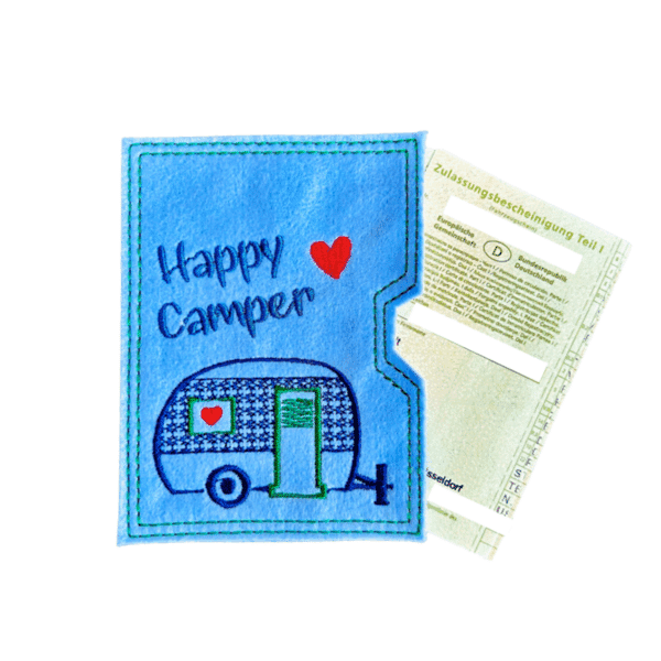Personalisierte Camping KFZ-Scheinhülle in hellblau mit Happy Camper Stickerei und Herzmotiv