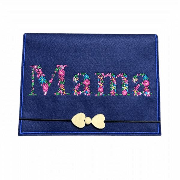 Personalisierte Mutterpasshülle aus Filz mit blumigem Mama-Schriftzug als liebevolles Geschenk für werdende Mütter