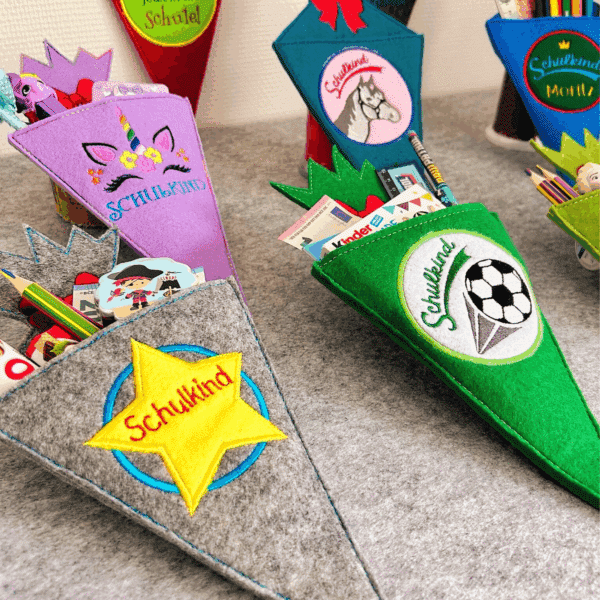 Personalisierte Schultüte aus Filz in Nahaufnahme mit Einhorn-, Fußball- und Sternmotiv und gefüllt mit Geschenken.