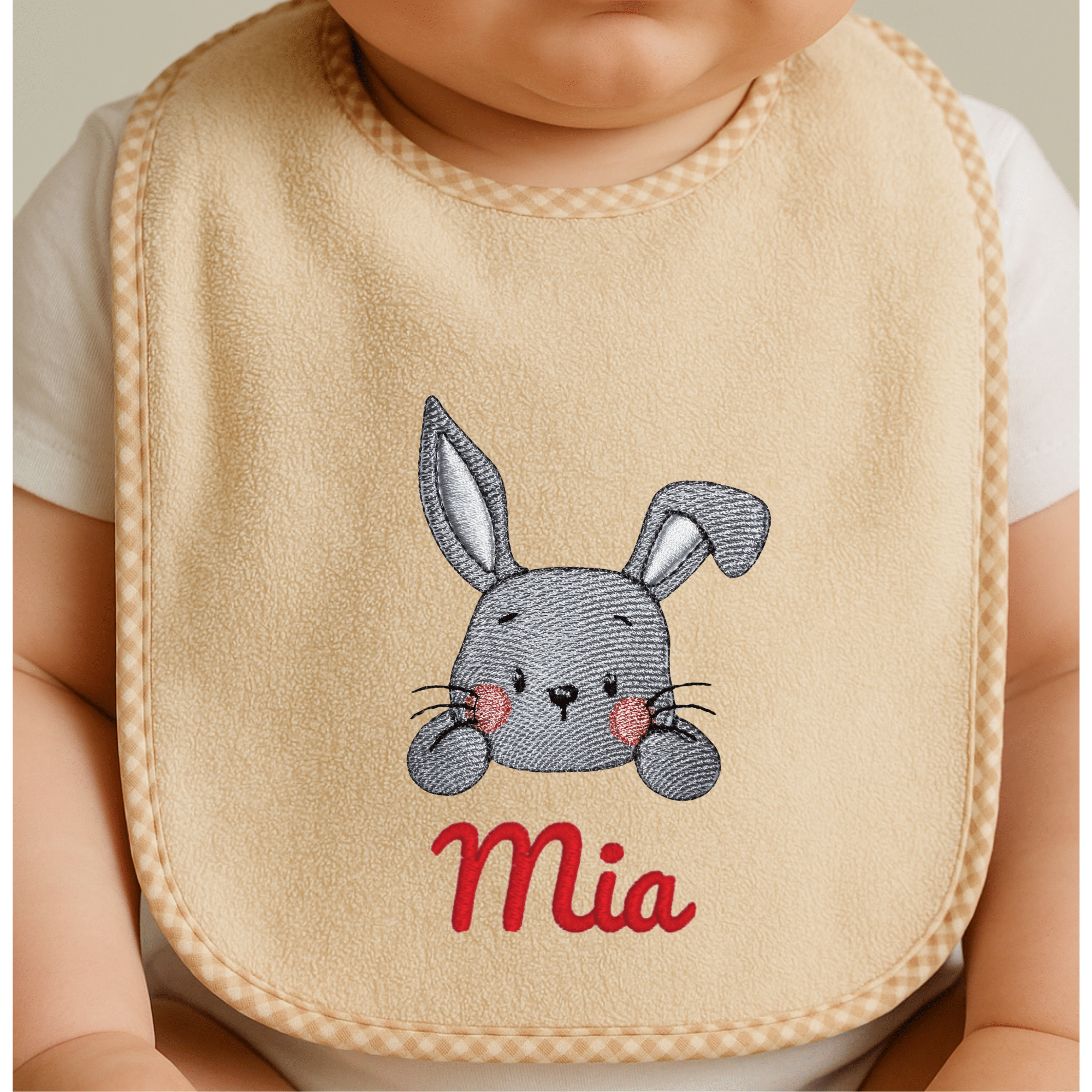 Personalisierte und bestickte Baby Lätzchen in Beige mit niedlichem Hasenmotiv und rotem Namensstick „Mia“, liebevoll gefertigt als individuelles Geschenk für Babys.