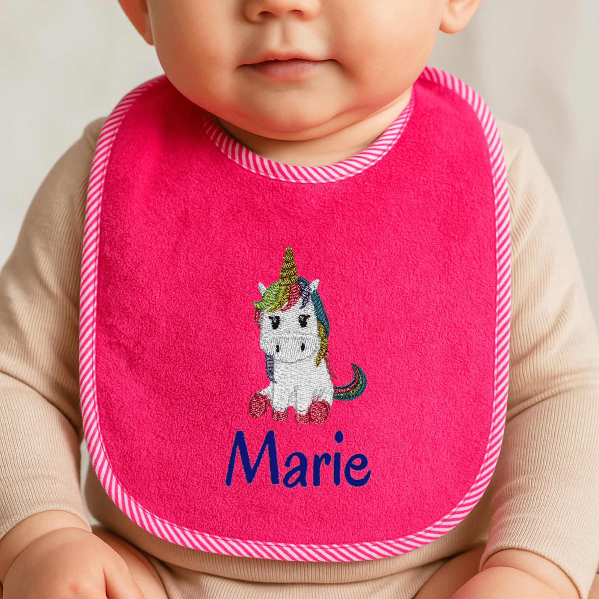 Personalisierte und bestickte Baby Lätzchen – pinkes Lätzchen mit Einhorn-Motiv und Namen Marie