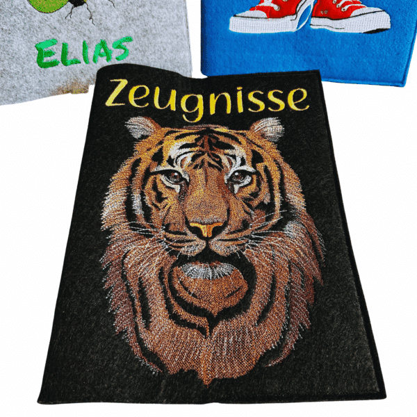 Personalisierte Zeugnismappe aus Filz mit aufwändiger Tiger-Stickerei
