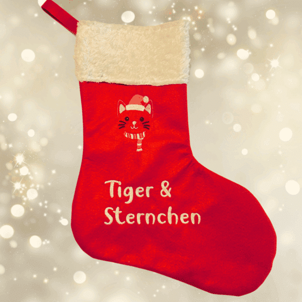 Personalisierter XXL-Adventsstiefel für Katzen mit Namen „Tiger & Sternchen“ vor weihnachtlichem Hintergrund