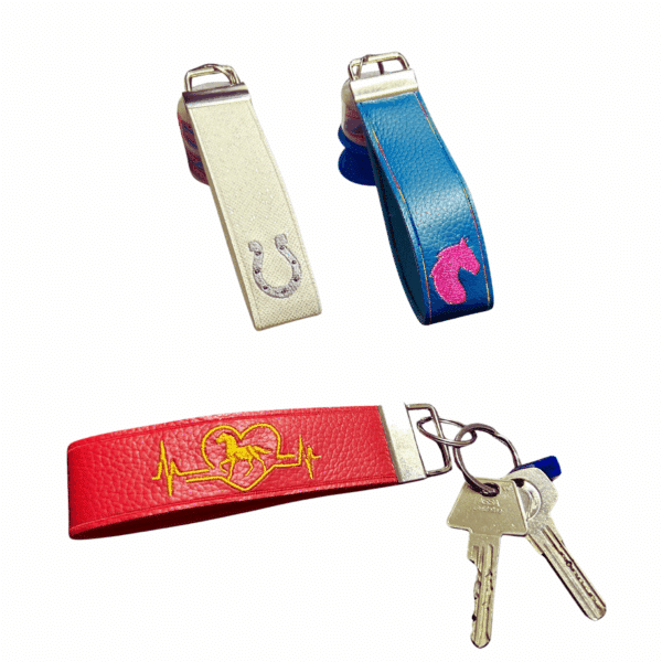 Pferde Schlüsselanhänger aus Kunstleder in Weiß-Glitzer, Blau und Rot mit Stickmotiven, teilweise mit Schlüsseln am Ring