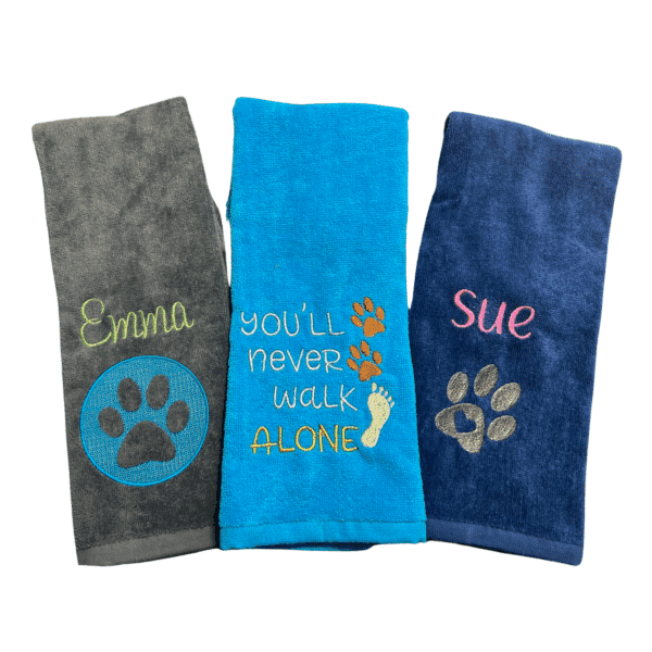 Pfotenhandtuch bestickt mit Name und Motiv – Set aus drei Handtüchern in Grau, Türkis und Dunkelblau