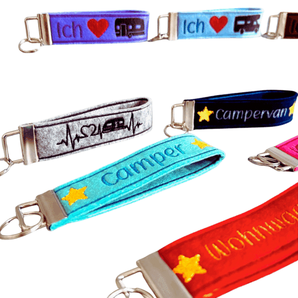 Schlüsselanhänger Camping aus Filz in Nahaufnahme – verschiedene Farben und Camping-Designs.