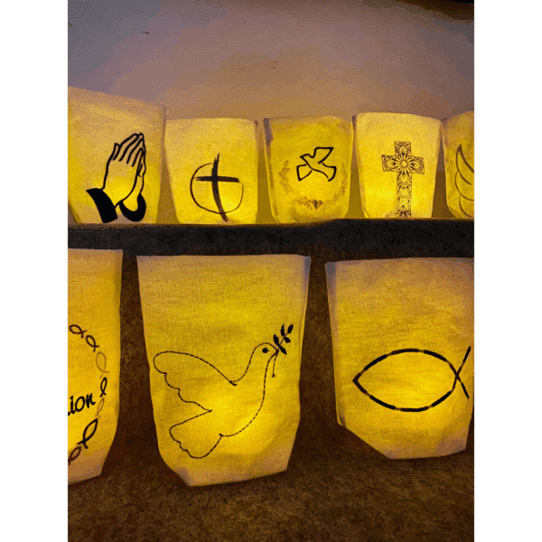 Lichtbeutel mit christlichen Motiven – Nahaufnahme mit Taube und Fisch