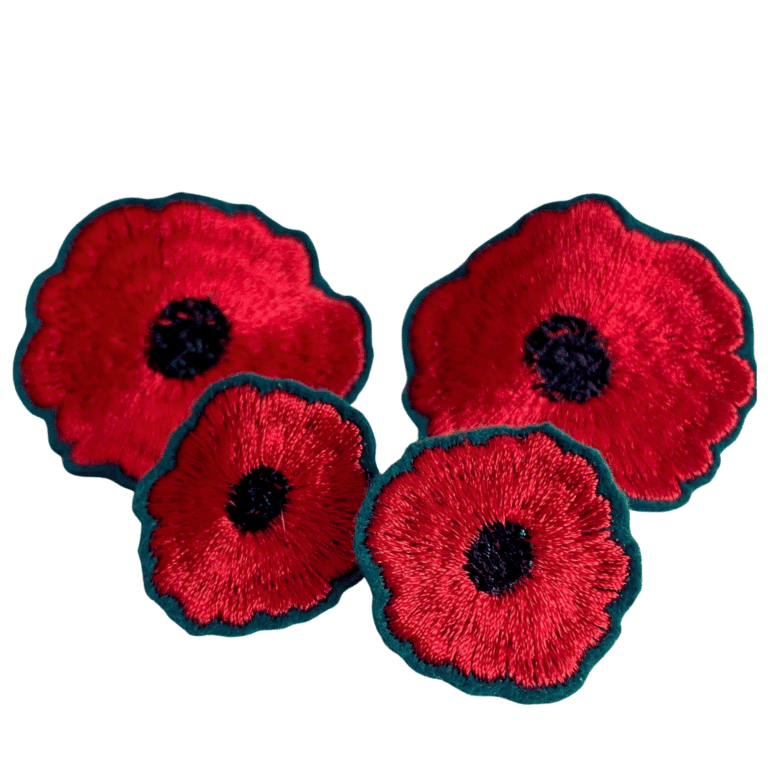 Freimaurer Poppy Anstecker als Set in zwei Größen, rote gestickte Mohnblumen mit schwarzem Zentrum.