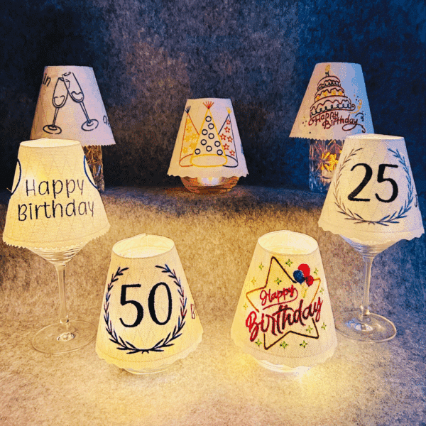 Lampenschirm Weinglas Geburtstag – festliche Weinglas-Lampenschirme mit Zahlenmotiven wie 25 und 50 als kreative Tischdekoration.