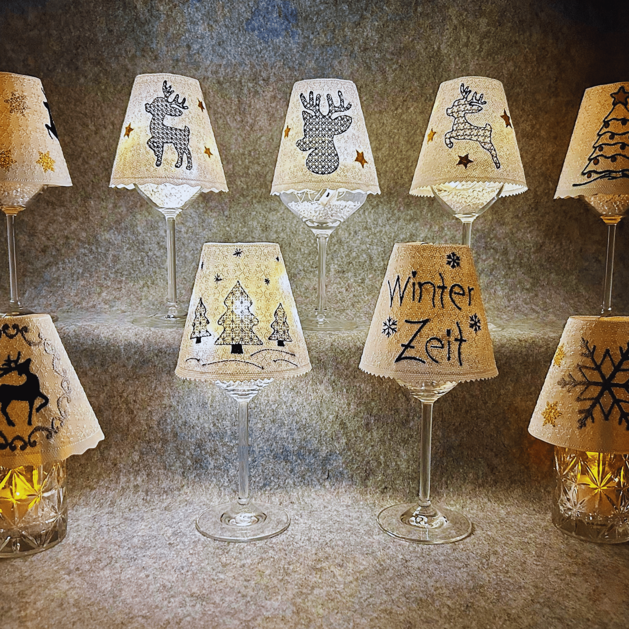 Lampenschirm Weinglas mit Weihnachtsmotiven – dekorative Vorschau mit Rentier-, Tannenbaum- und Winterzeit-Designs in warmem Licht.