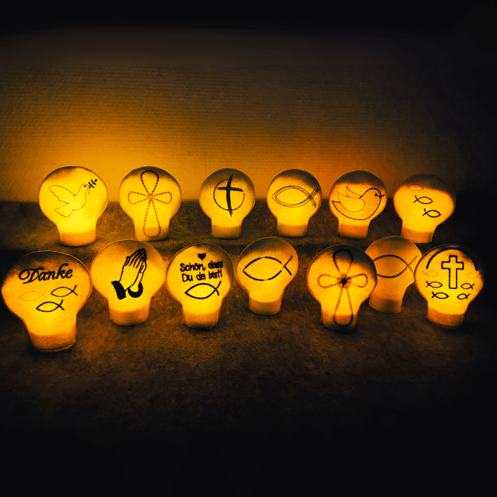 Teelichtcover mit christlichen Motiven aus Filz – leuchtende LED-Deko mit Symbolen für Taufe, Kommunion und Konfirmation