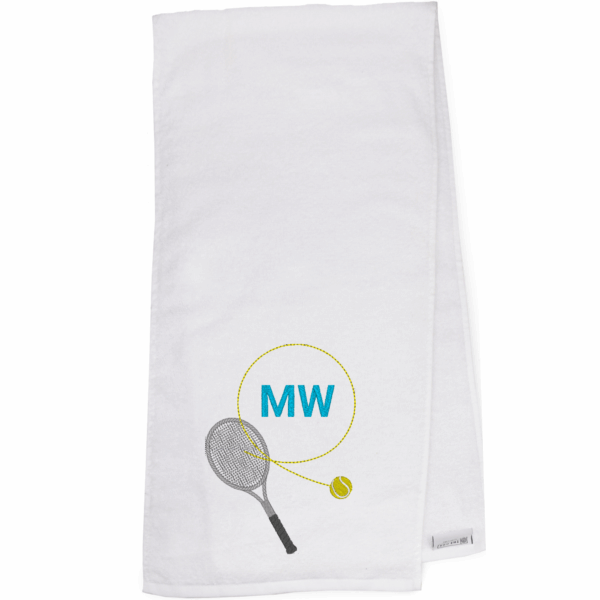 Tennishandtuch mit Motiv & Monogramm: Weißes Tennishandtuch mit gesticktem Tennisschläger, Tennisball und den Initialen