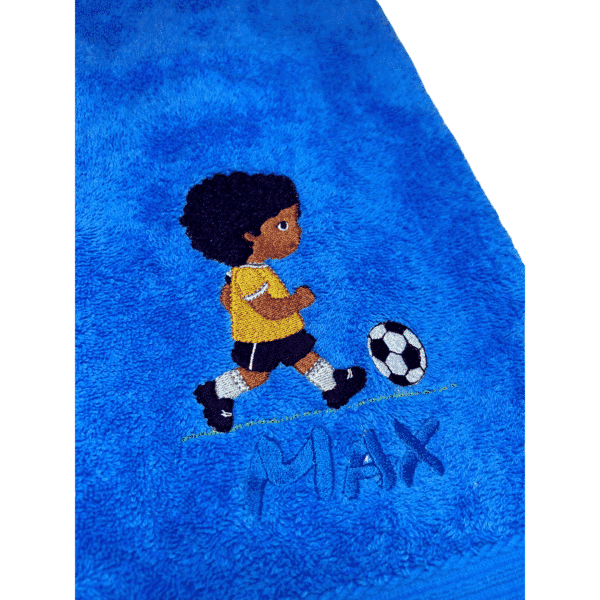 Fußballhandtuch mit Kinder-Motiv und Name: Detailansicht einer bestickten Stickerei – Junge mit Fußball auf personalisiertem Kinderhandtuch
