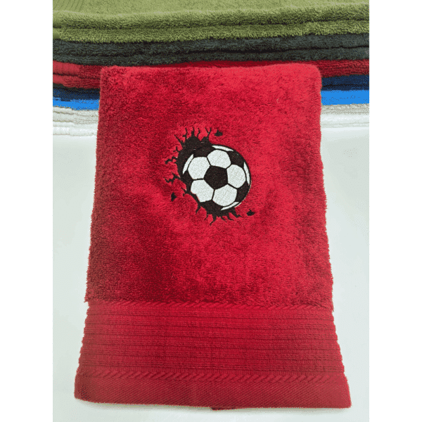 Fußballhandtuch mit Fußball-Motiv und Name: Rotes Fußballhandtuch mit Fußball-Motiv – personalisiert & bestickt aus Baumwolle