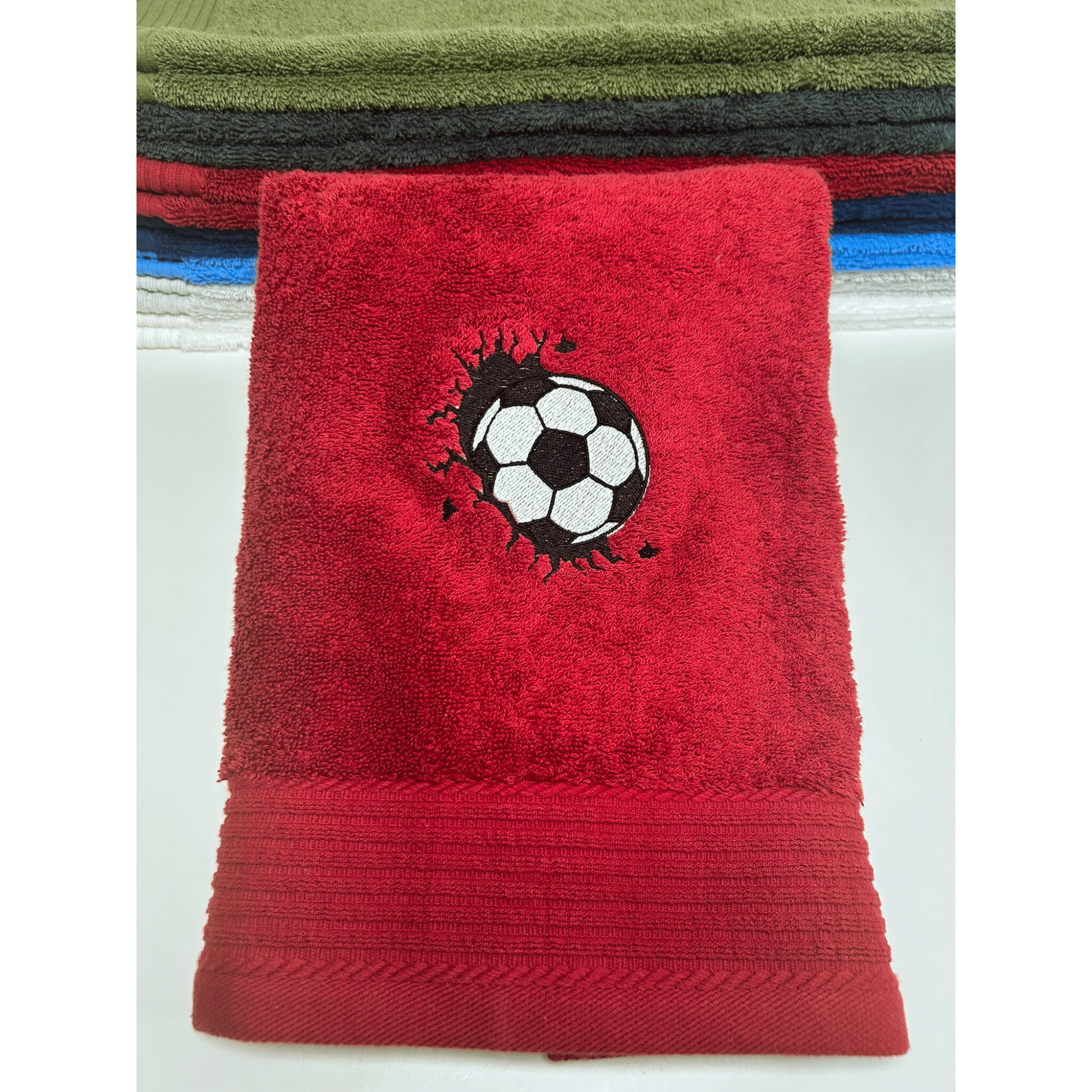 Fußballhandtuch mit Fußball-Motiv und Name: Rotes Fußballhandtuch mit Fußball-Motiv – personalisiert & bestickt aus Baumwolle