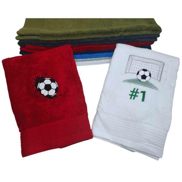 Fußballhandtuch mit Fußball-Motiv und Name: Fußballhandtuch mit Fußball-Motiv in Rot und Weiß – personalisiert, hochwertig bestickt, 50x100 cm