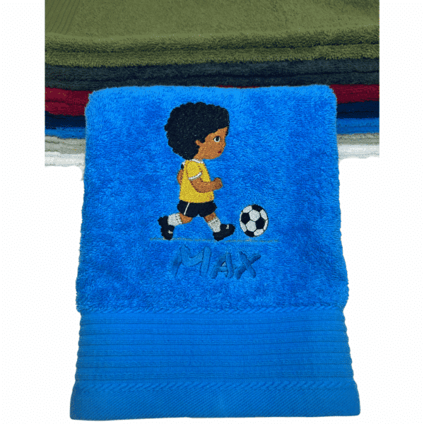 Fußballhandtuch mit Kinder-Motiv und Name: Blaues personalisiertes Fußballhandtuch mit Kinder-Motiv – Junge mit Fußball in gelbem Trikot