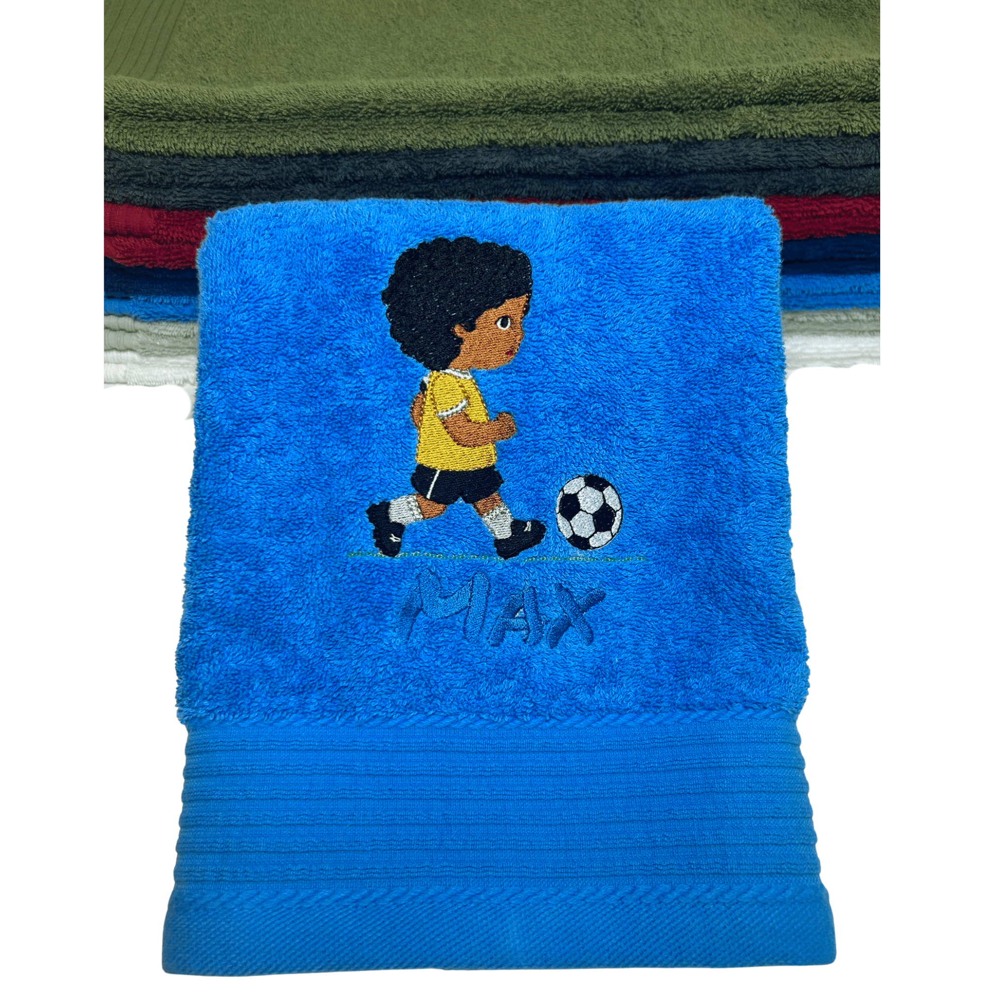 Fußballhandtuch mit Kinder-Motiv und Name: Blaues personalisiertes Fußballhandtuch mit Kinder-Motiv – Junge mit Fußball in gelbem Trikot