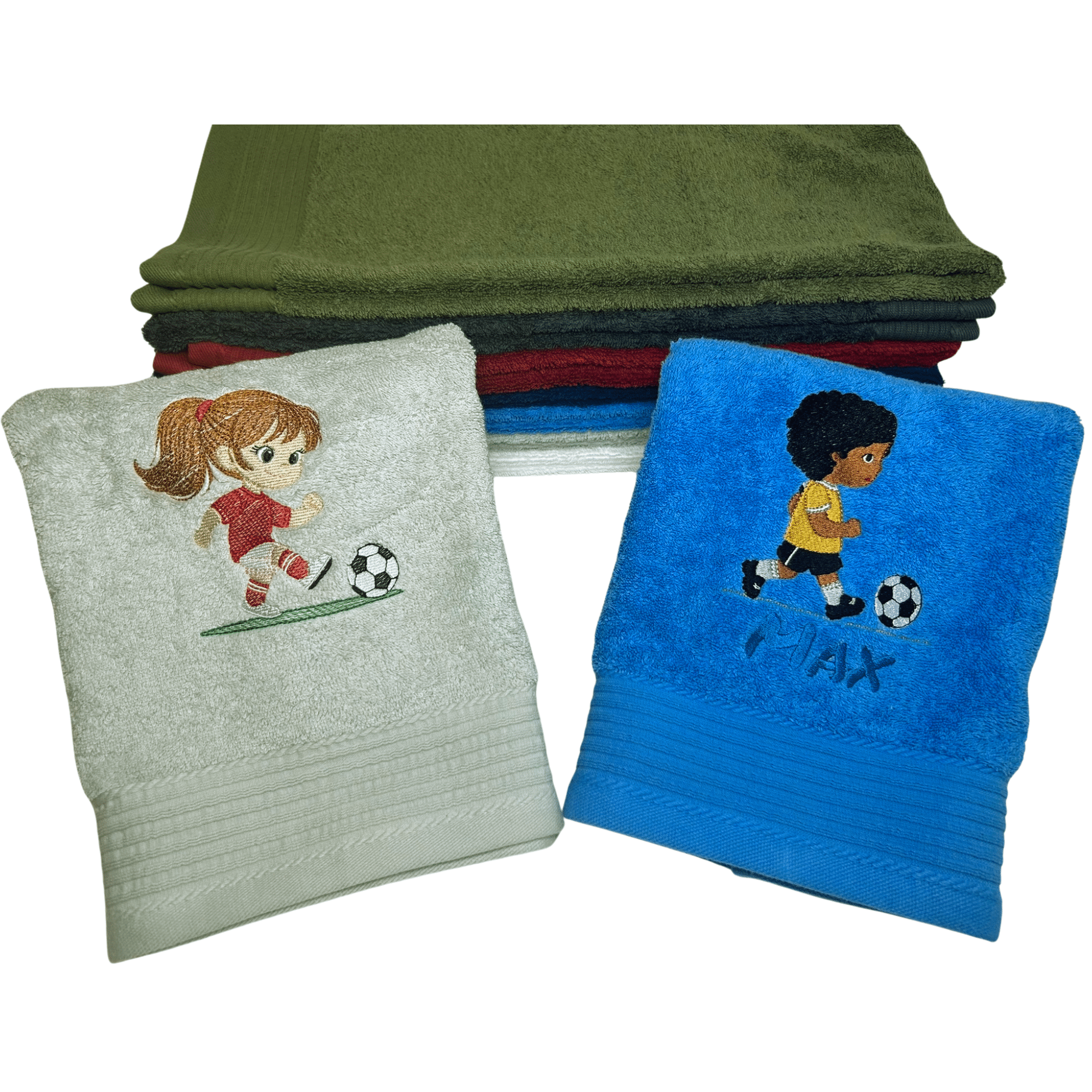 Fußballhandtuch mit Kinder-Motiv und Name: Zwei personalisierte Fußballhandtücher mit Kinder-Motiven – bestickt mit Fußball spielendem Mädchen und Jungen