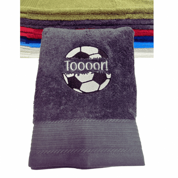 Fußballhandtuch mit Split-Motiv und Name: Graues Fußballhandtuch mit gesticktem Fußball und Schriftzug Toooor