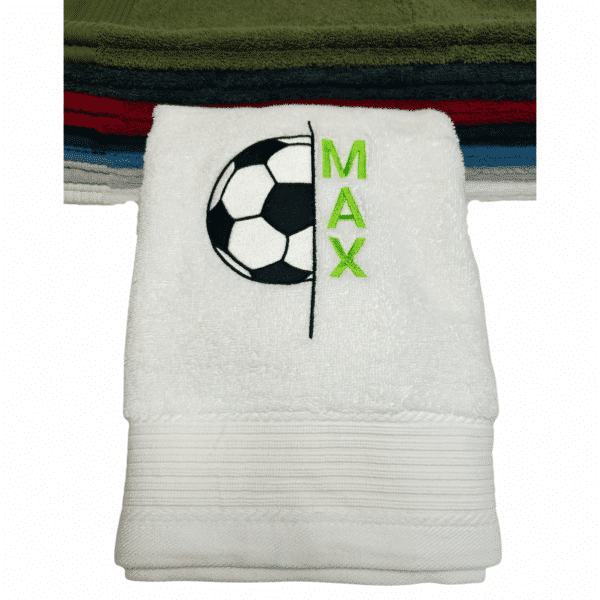 Fußballhandtuch mit Split-Motiv und Name: Weißes Fußballhandtuch mit Split-Motiv und grün gesticktem Namen Max