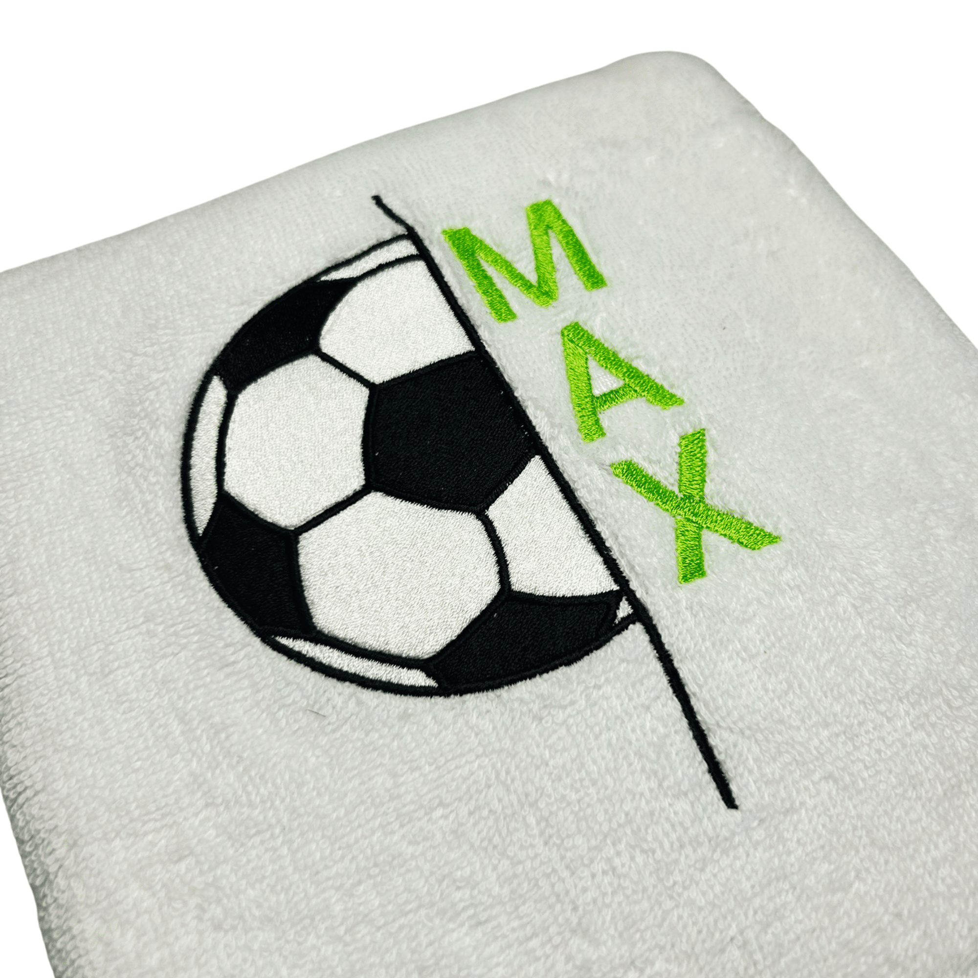 Fußballhandtuch mit Split-Motiv und Name: Detailansicht der Stickerei eines Fußballhandtuchs mit Split-Motiv und Name