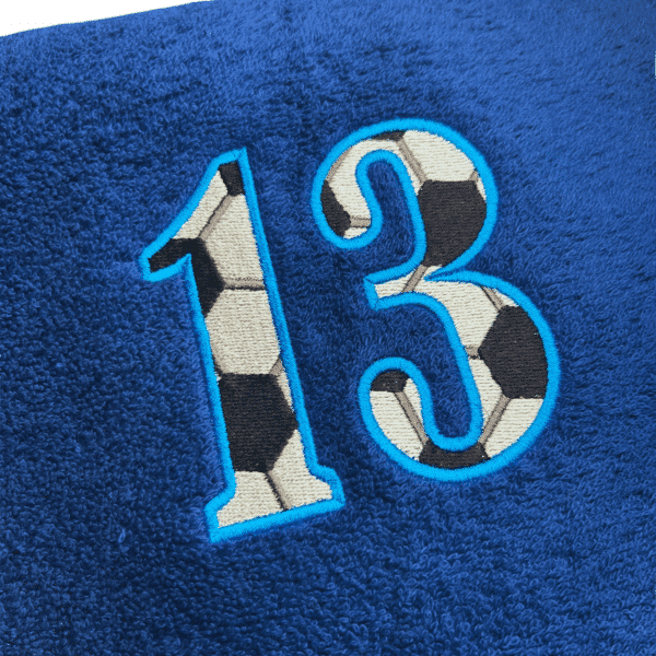 Fußballhandtuch mit Zahl oder Buchstabe: Detailansicht der Stickerei Zahl 13 im Fußballmuster auf blauem Handtuch