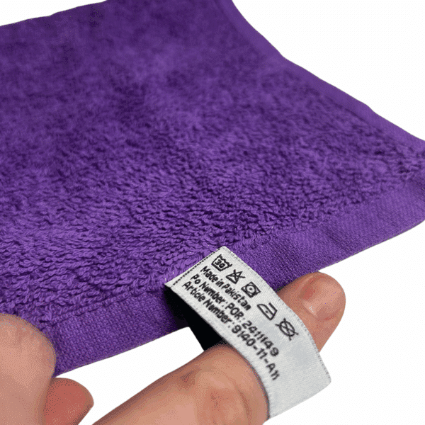 Detailaufnahme eines personalisierten Kinderhandtuchs mit Motiv und Name – Etikett und Aufhängeschlaufe