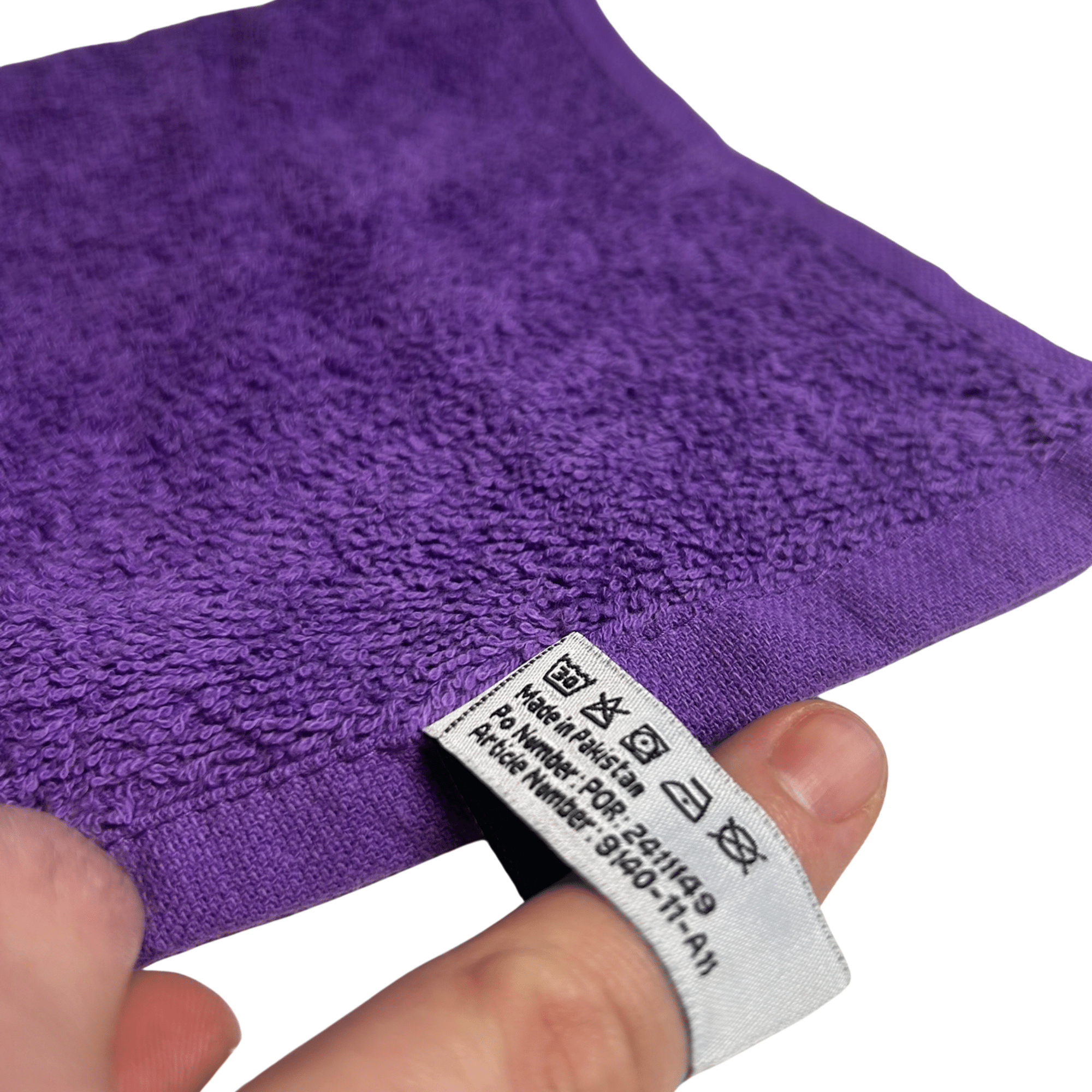 Detailaufnahme eines personalisierten Kinderhandtuchs mit Motiv und Name – Etikett und Aufhängeschlaufe