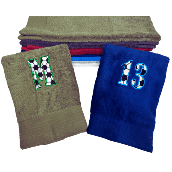 Fußballhandtuch mit Zahl oder Buchstabe: Personalisierte Fußballhandtücher mit Zahl und Buchstabe bestickt – hochwertige Stickerei mit Fußballmuster