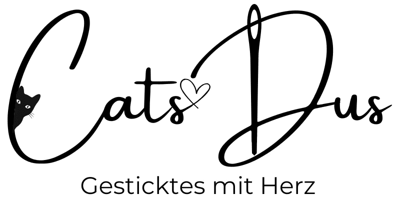 Logo von "Cats Dus" mit einem kleinen schwarzen Katzenkopf und dem Slogan "Gesticktes mit Herz".