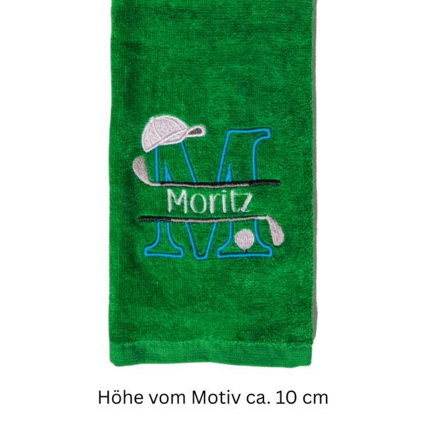 Golfhandtuch mit Golf-Split-Buchstabe M und Name Moritz – Nahaufnahme der Stickerei