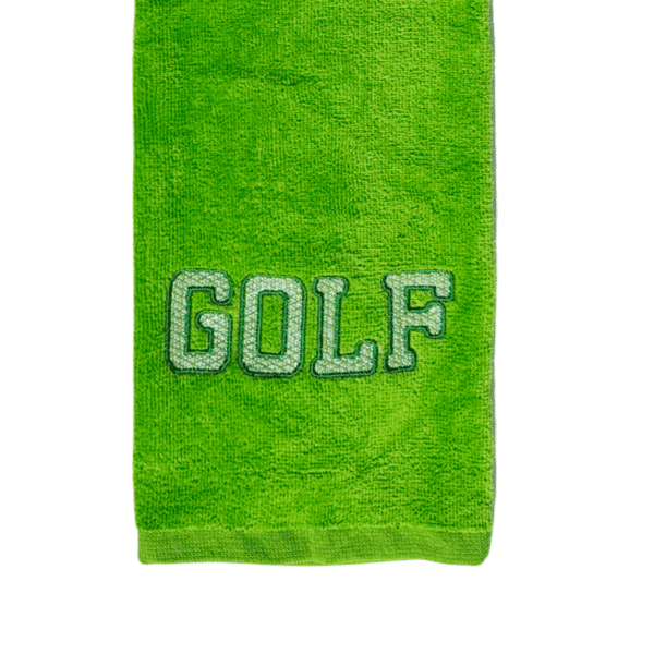 Nahaufnahme eines gestickten GOLF-Schriftzugs auf einem hellgrünen Golfhandtuch