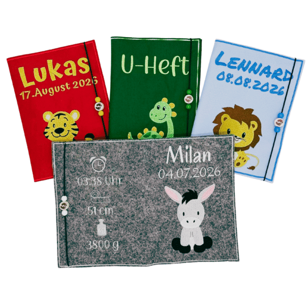 Aufgeklappte U-Heft-Hülle aus dunkelgrauem Filz mit bestickter Rückseite und Innenansicht